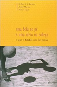 Uma bola no pé e uma ideia na cabeça na amazon.com.br e americanas.com.br Capa do livro Uma bola no pé e uma ideia na cabeça