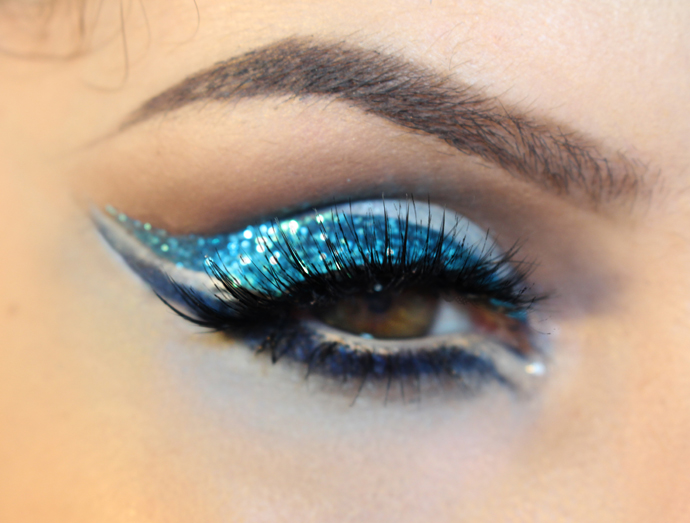 Imagem Com Delineado Chamativo Azul Com Glitter