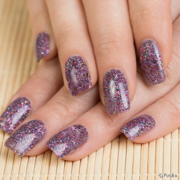 Esmaltes Com Glitter: Dicas Para Arrasar No Brilho [+ 10 Inspirações]