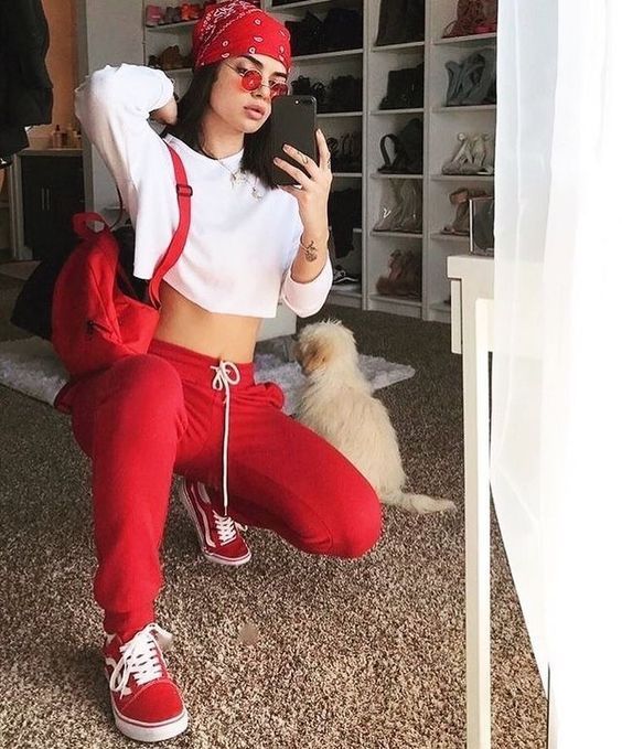 Imagem com Look Estilo Skatista vermelho com bandana