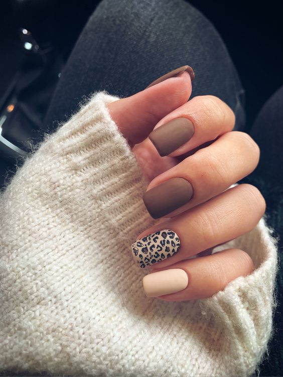 Imagem Com Unhas Marrons Em Animal Print