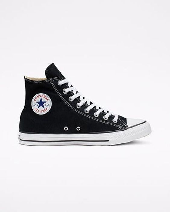 Imagem com tênis preto all star