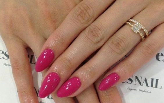 Imagem Com Unhas Amendoadas Pintadas De Rosa