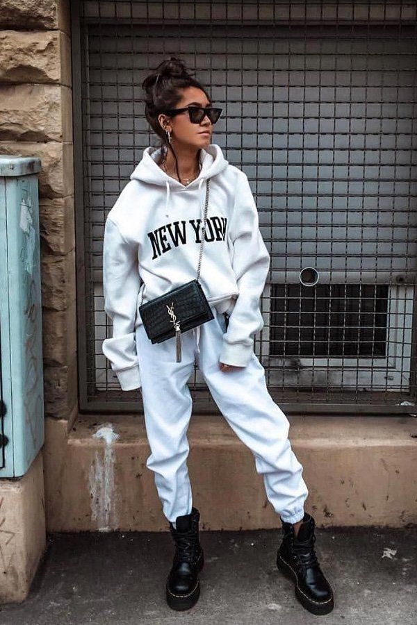 Imagem com Looks Estilo Skatista com moletom branco e bota