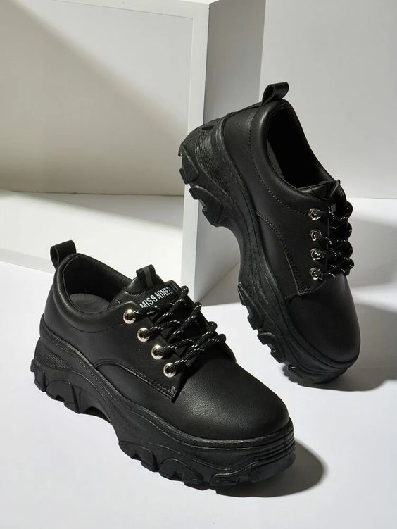 Imagem com tênis preto chunky shoes