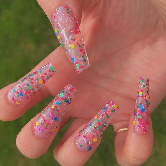 Imagem com unhas com bolinhas coloridas