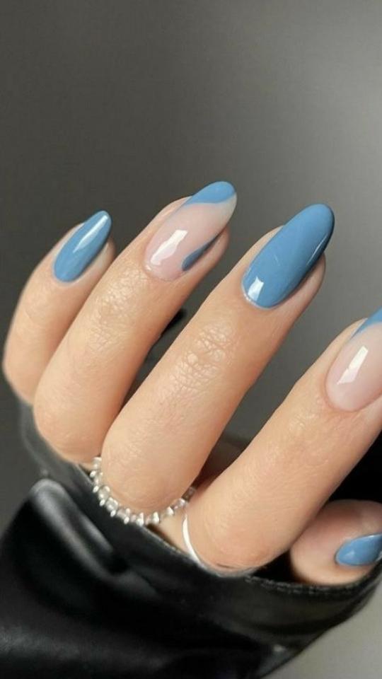 Imagem Com Unhas Amendoadas Em Azul Pastel Com Detalhes Em Nude