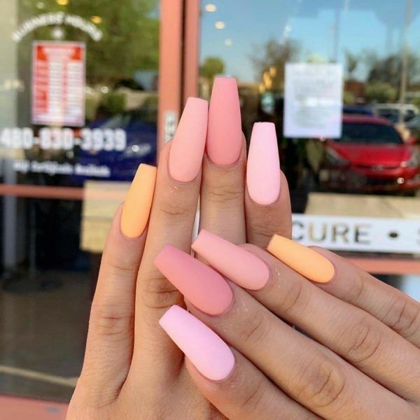 Imagem Com Unhas Pintadas Em Tom Pastel