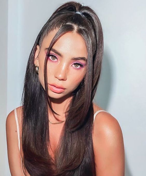 Imagem com cabelo meio preso e meio solto