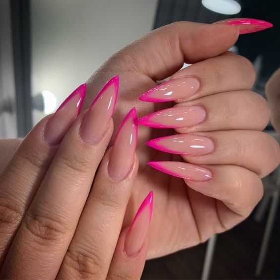 Imagem Com Unhas Stiletto Decoradas