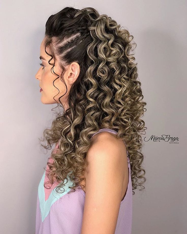 Imagem Com Penteado Meio Preso Com Topete Em Cabelo Cacheado