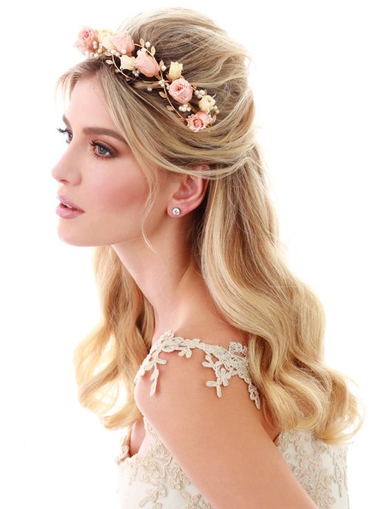 Imagem Com Cabelo Ondulado Semi Preso Com Topete E Tiara De Flores Rosas