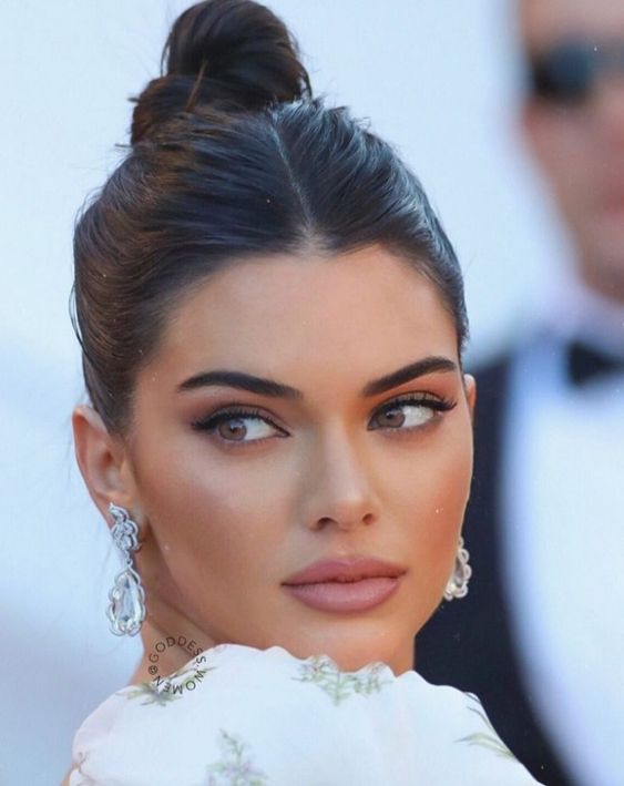 Imagem Com Coque Alto E Cabelo Partido Ao Meio