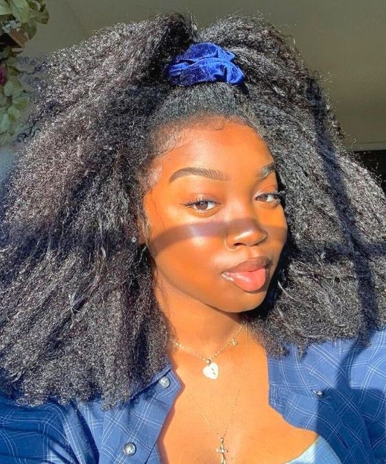 Imagem Com Rabo De Cavalo Central E Cabelo Solto Com Adereço