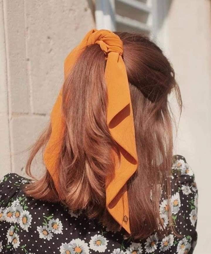 Imagem com cabelo semi preso com lenço laranja