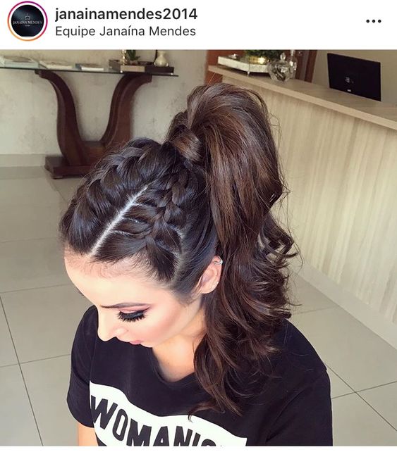 Imagem com duas tranças embutidas e rabo de cavalo