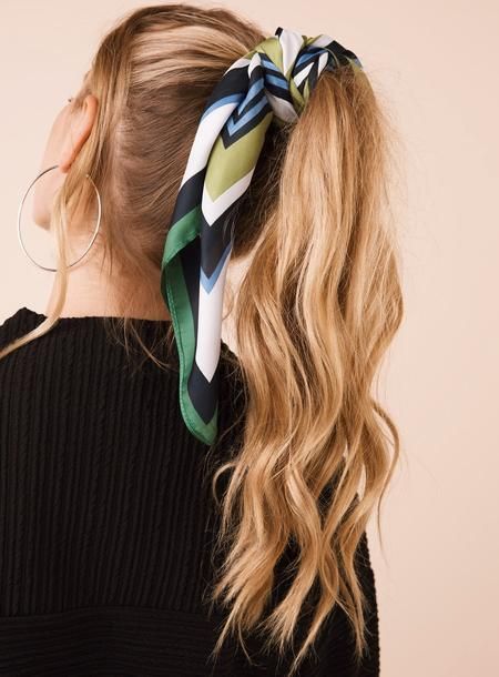 Imagem com rabo de cavalo com bandana