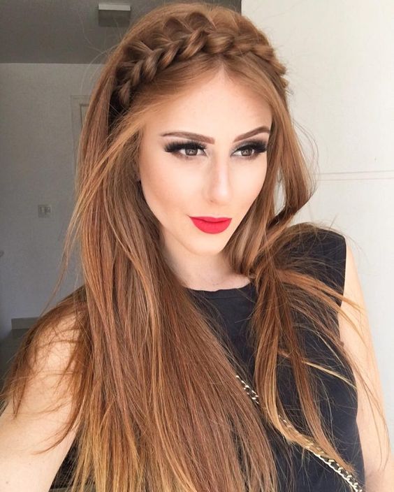 Imagem com cabelo liso com tiara de trança embutida