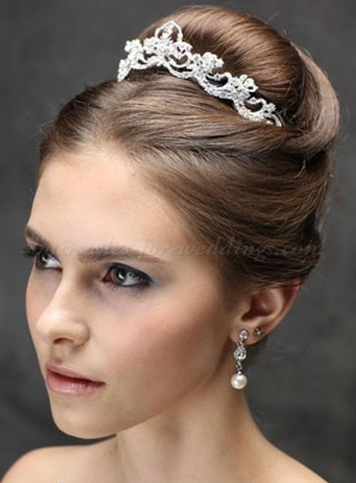 Imagem com penteado para debutante com coque e tiara