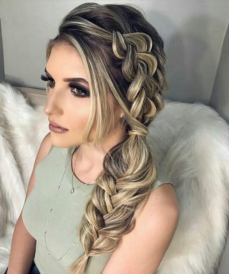 Imagem com penteado para debutante com trança lateral 