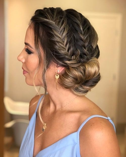 Imagem com penteado para formatura com coque lateral