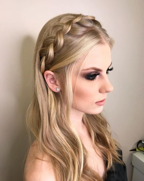 Imagem com penteado para formatura com tiara de trança