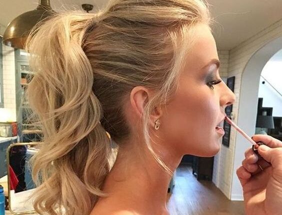 penteado-para-formatura-com-topete-e-rabo-de-cavalo.jpg