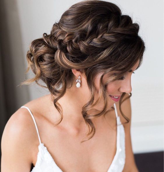 Imagem com penteado para formatura com topete e trança lateral embutida