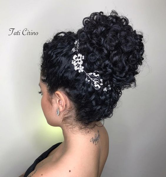 Imagem com coque com adereço