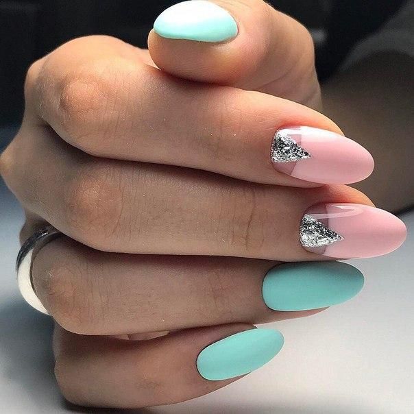 Imagem com unhas amendoadas coloridas