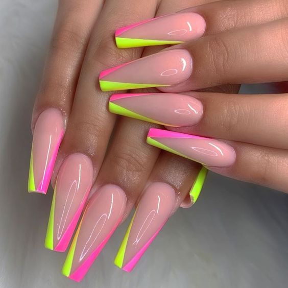 Imagem Com Unhas De Acrílico Com Rosa Choque E Amarelo Neon