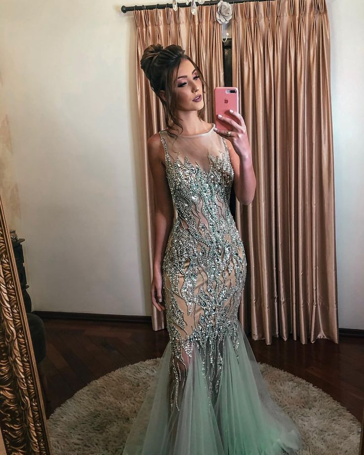 Imagem Com Vestido De Formatura Longo Verde Água Com Detalhes Brilhosos