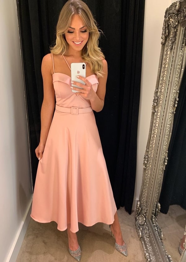 Imagem com vestido de formatura midi rosé