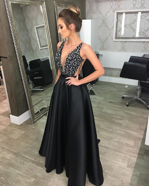 Imagem com vestido de formatura preto