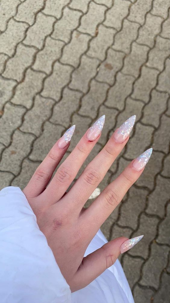 Imagem Com Unhas Brancas Com Glitter Branco Em Formato Stiletto