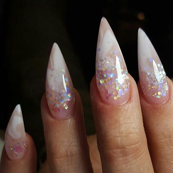 Imagem Com Unhas Brancas Com Glitter Colorido Stiletto