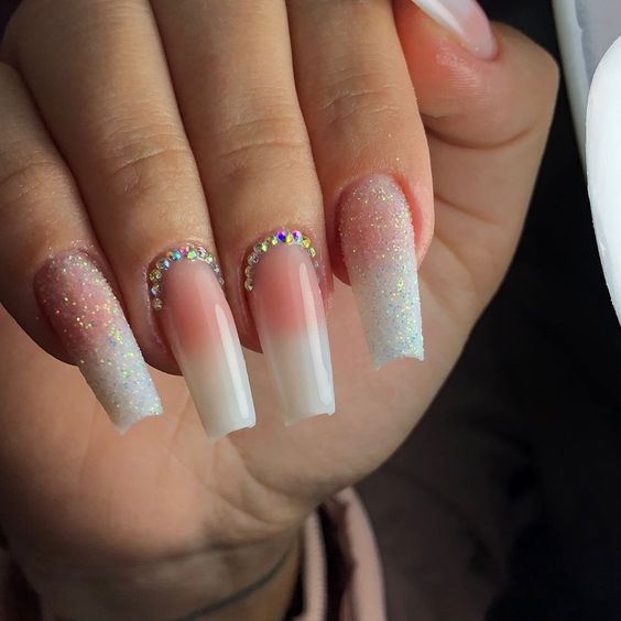 Imagem Com Unhas Brancas Com Glitter, Baby Boomer E Pedras Coloridas