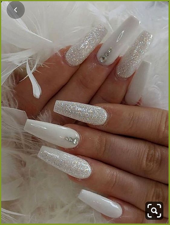 Imagem Com Unhas Brancas Com Glitter E Pedrarias