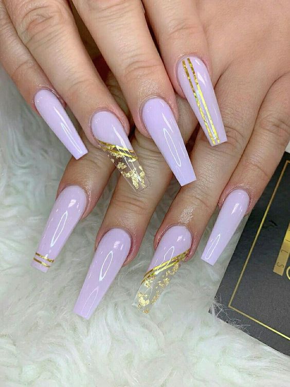 Imagem com unhas brancas com glitter e dourado