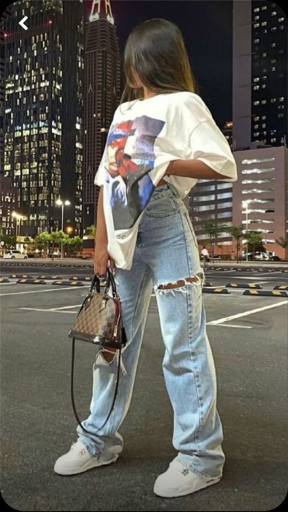 Imagem com streetwear feminino com calça jeans