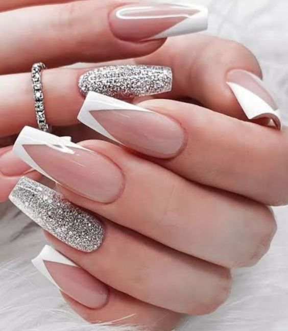 Imagem Com Unhas Brancas Com Glitter Com Francesinha Geométrica E Filha Única