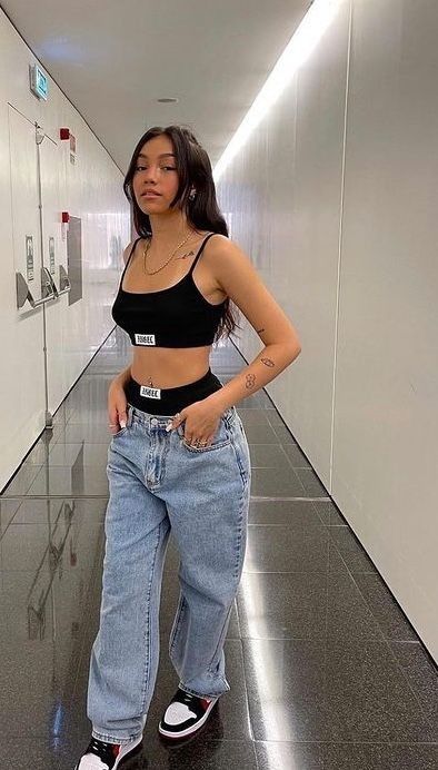 Imagem Com Estilo Baddie Com Calça Jeans Mom, Tênis E Top Preto