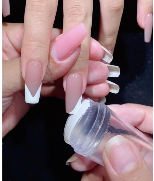 Imagem Com Manicure Fazendo Carimbo Lateral