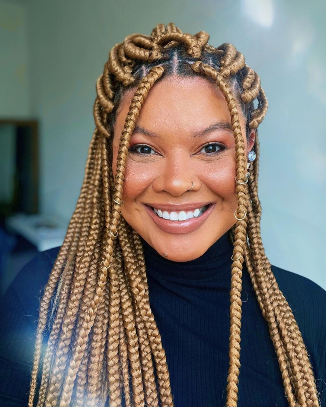 Imagem com box braids loiros com anéis