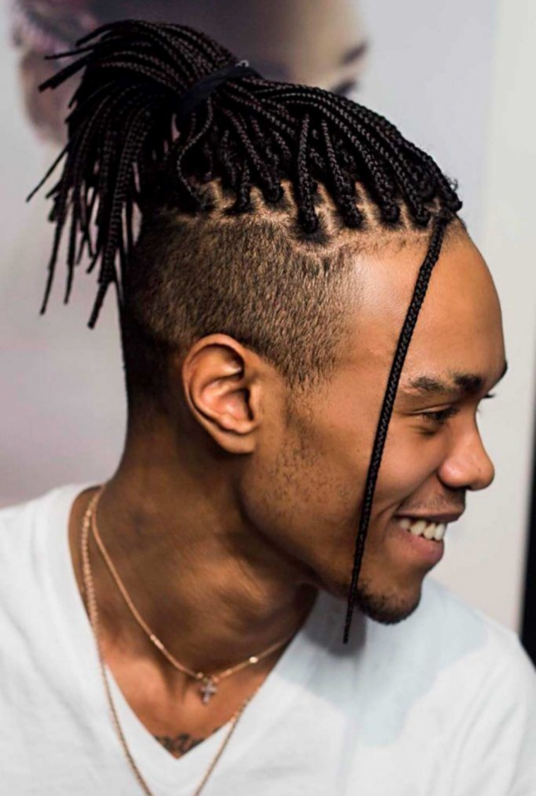 Imagem com box braids na parte superior do cabelo de um homem