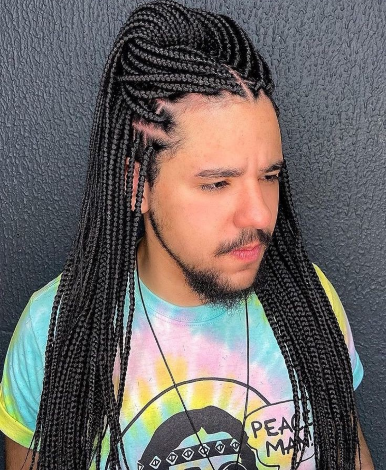 Imagem com box braids longas em um homem