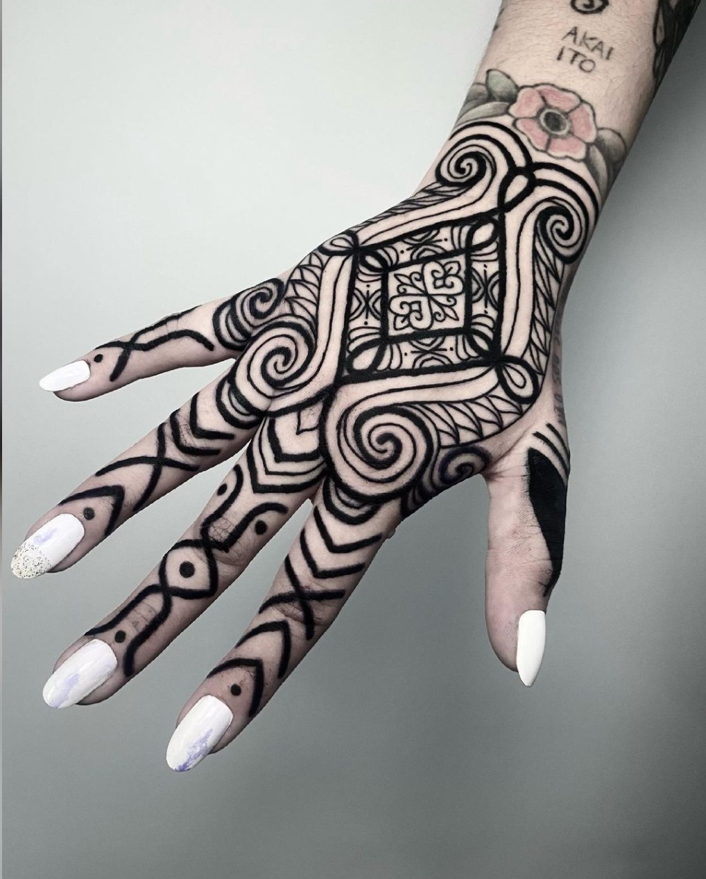 Imagem com tatuagem tribal feminina na mão