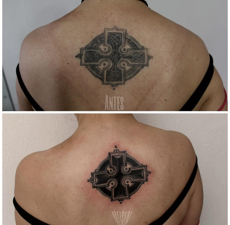 Imagem com tatuagem tribal feminina cruz celta