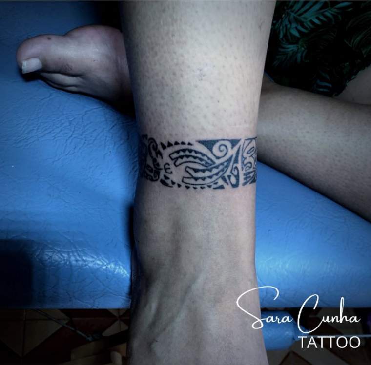 Imagem com tatuagem tribal feminina faixa Maori