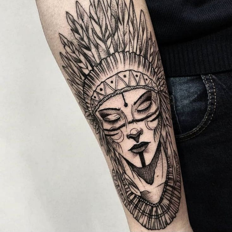 Imagem com tatuagem tribal feminina com mulher indígena